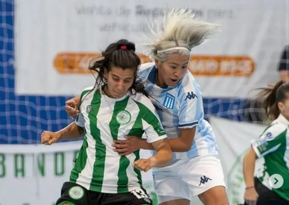 Ticona (der,) durante su partido con Camioneros. Foto: AFA Futsal.