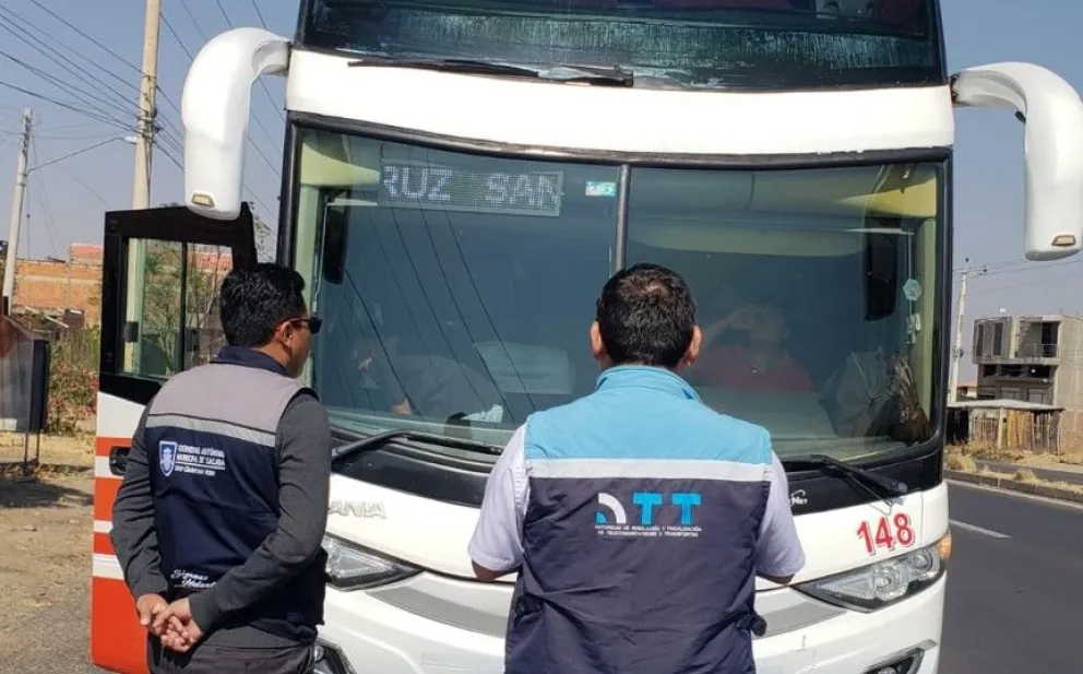 Funcionarios de la ATT delante de un bus interdepartamental Foto:ATT