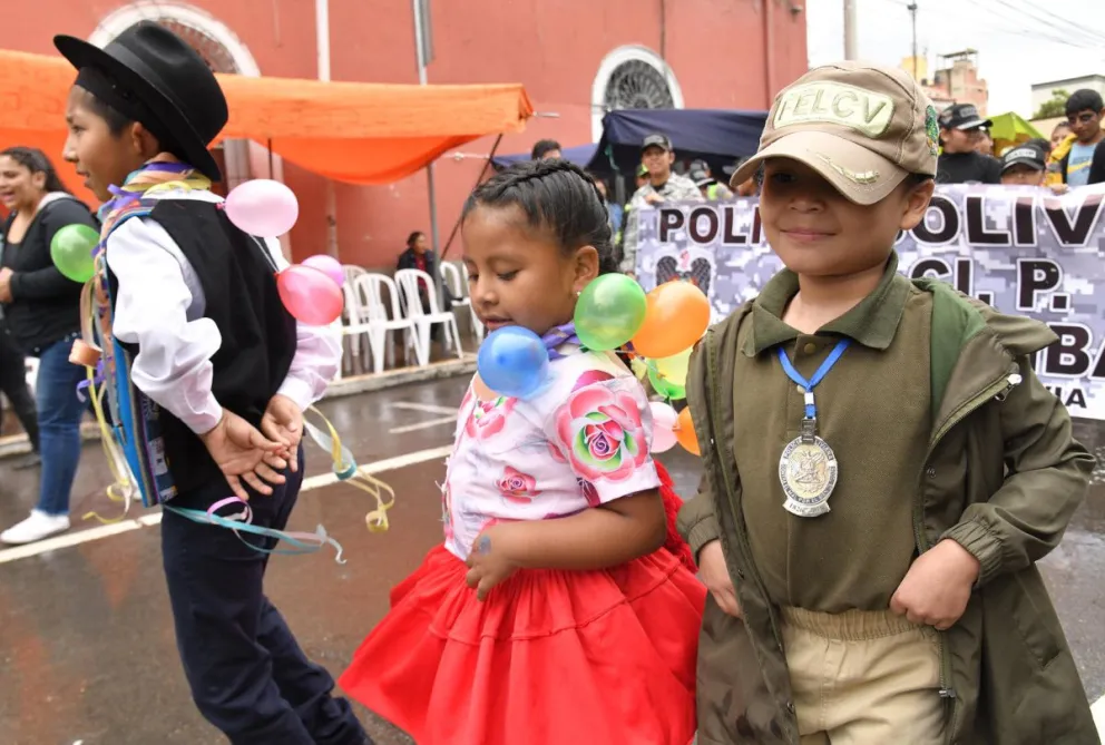 Niños y jóvenes participan en el Corso Infantil este domingo, en la ciudad de Cochabamba. Foto: EFE