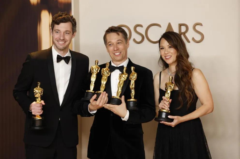 (De izquierda a derecha) Alex Coco, Sean Baker y Samantha Quan, ganadores de la Mejor Película por “Anora”. Foto: EFE