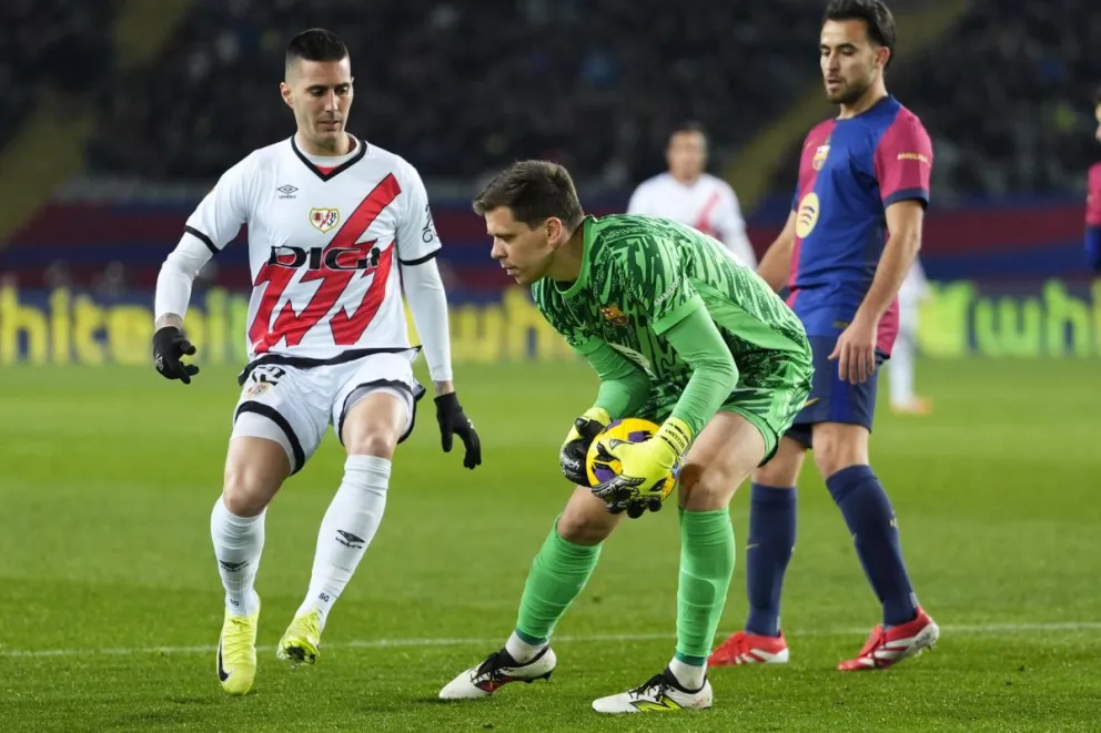 El arquero del Barcelona, Wojciech Szczesny (centro), detiene un balón ante Sergi Guardiola del Rayo Vallecano. Foto: EFE