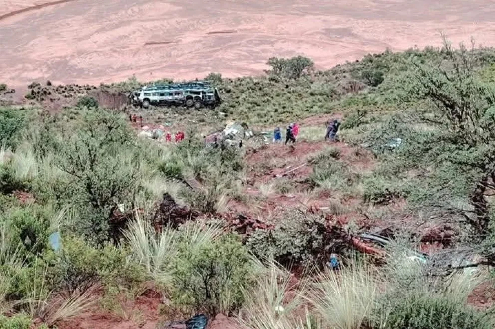 El bus que cayó a un barranco luego de chocar con la vagoneta. Fotos: Radio Kollasuyo