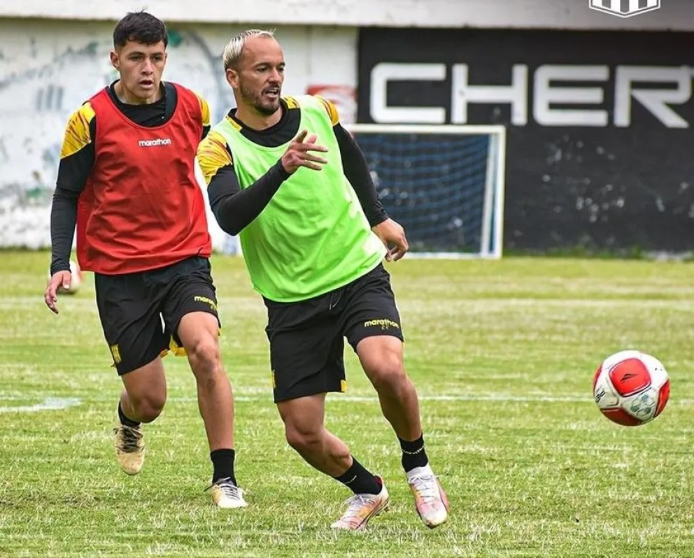 Juan Godoy (der.) controla la pelota y Dilan Saavedra sale a la marca en un entrenamiento del Tigre. Foto: club The Strongest