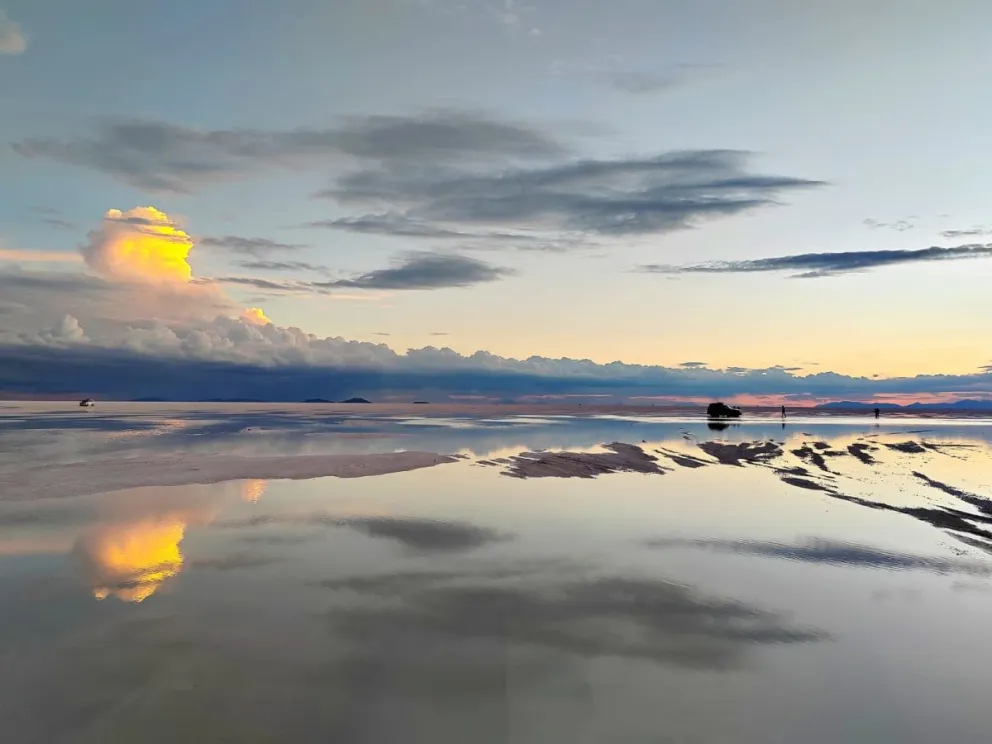 El “efecto espejo” es perceptible a toda hora, siempre y cuando el cielo esté despejado y haya agua sobre el suelo. Fotos: Dennis Luizaga 