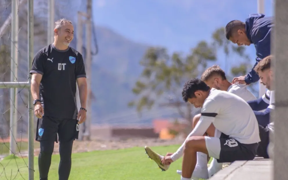 Robatto (izq.) junto a sus jugadores previo a un entrenamiento. Foto: Agencia Marka Registrada.
