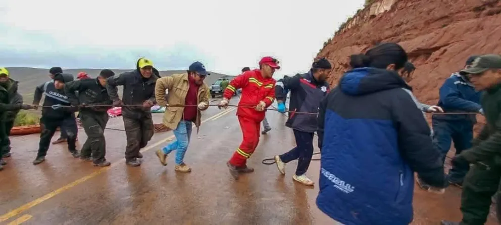 Bomberos y policías rescatan los cuerpos en el lugar del accidente. Fotos: APG