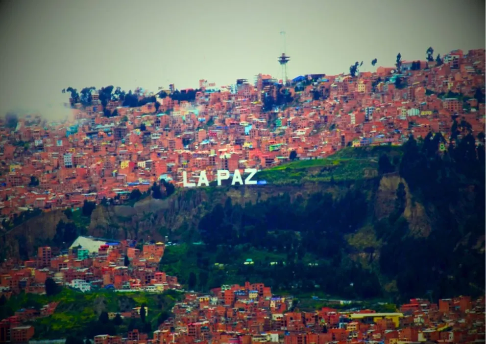 El letrero se puede observar desde la lejanía, en la urbe paceña. Foto: Carlos Quisbert / Visión 360 