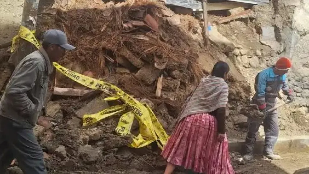 Personal de la Alcaldía atiende una emergencia en una casa de La Paz. Foto: AMUN