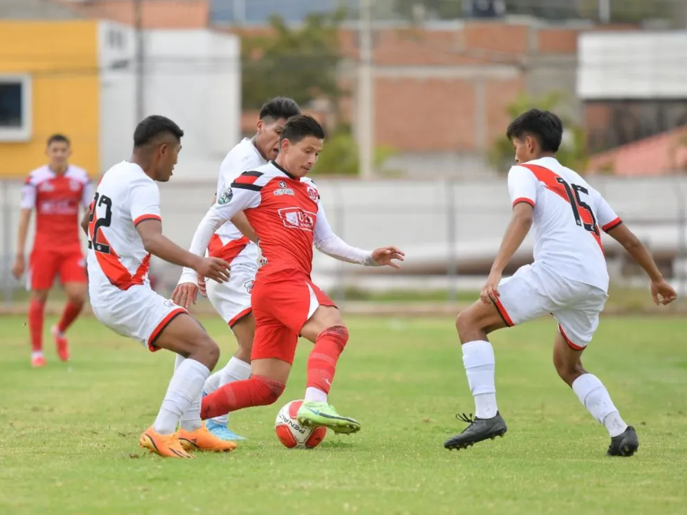 Incidencia entre FC Universitario y Nacional Potosí por el Torneo de Verano. Foto: APG.