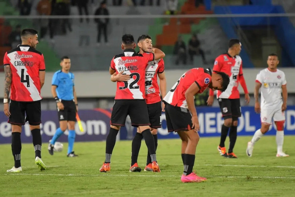 Jugadores de Nacional Potosí celebran la clasificación a la fase de grupos de la Copa de 2024. Foto: APG