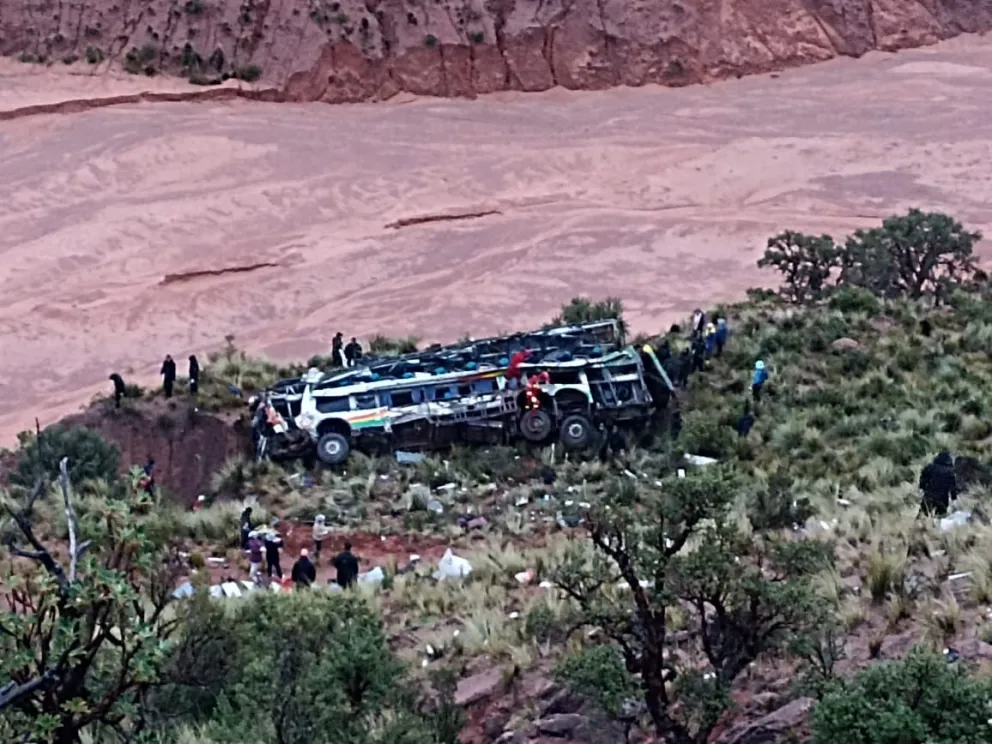 El bus que se embarrancó este lunes cerca de Potosí. Foto; APG