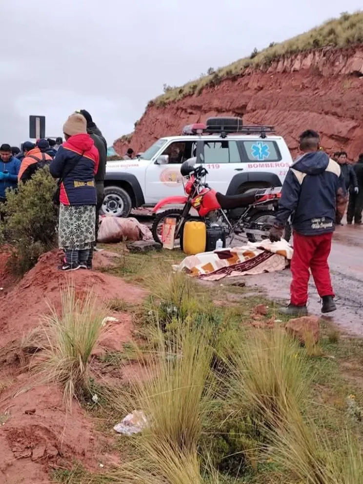 Policías y comunarios ayudaron en el rescate de las personas.  Foto: APG