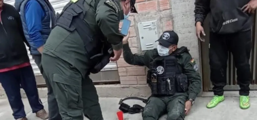 Un policía es auxiliado por un colega tras ser herido. Foto: El Alteño