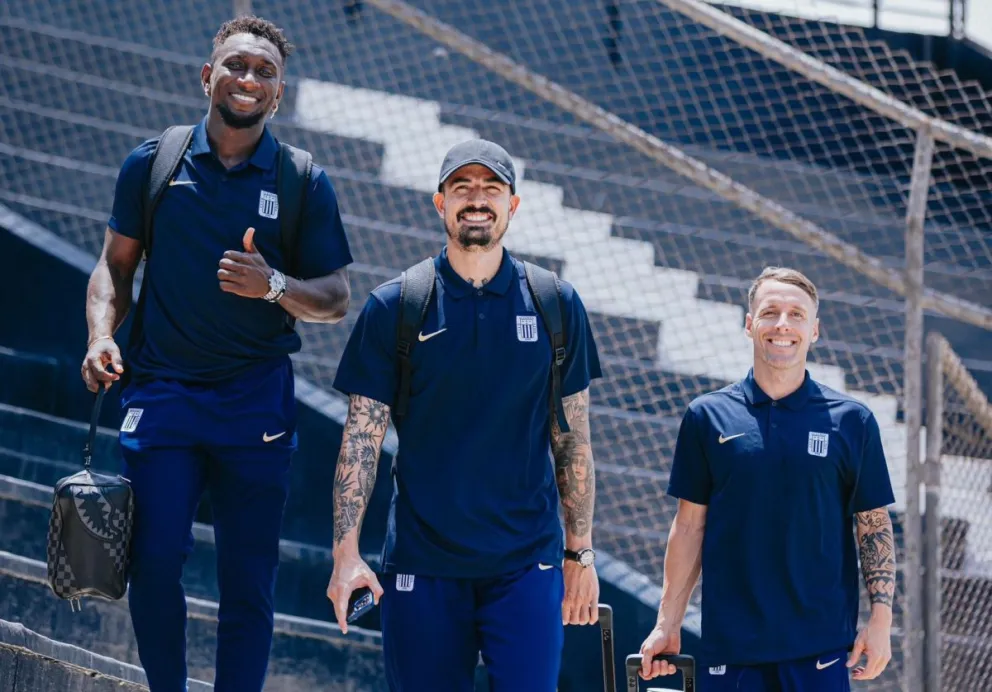 Guillermo Viscarra (centro) junto a sus compañeros Eryc Castillo y Pablo Lavandeira. Foto: club Alianza Lima