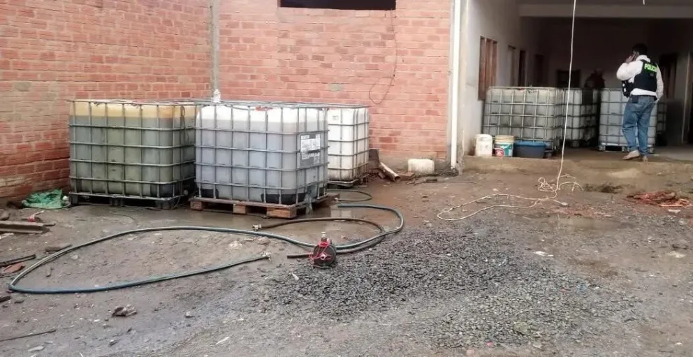 Los recipientes con el combustible. FOTO: ABI