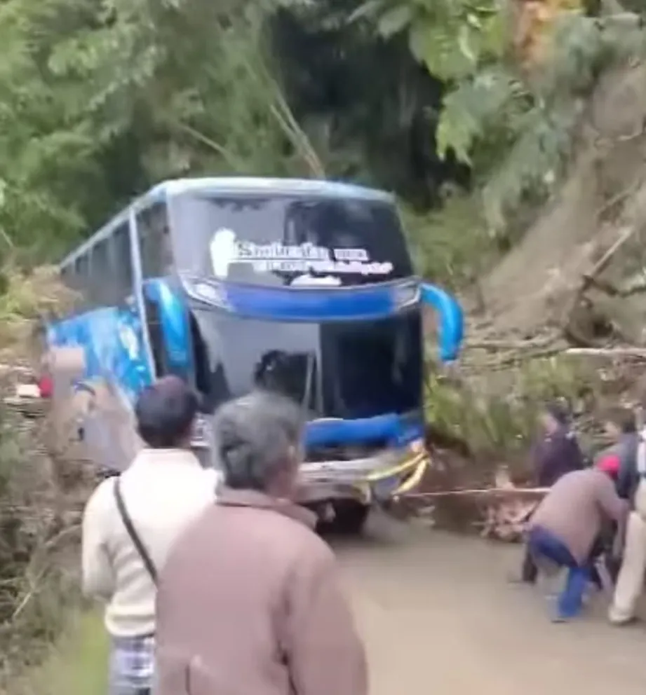 Pasajeros jalan el bus con sogas y evitan que se deslice y se embarranque en el tramo hacia La Asunta. Foto: captura Río TV.