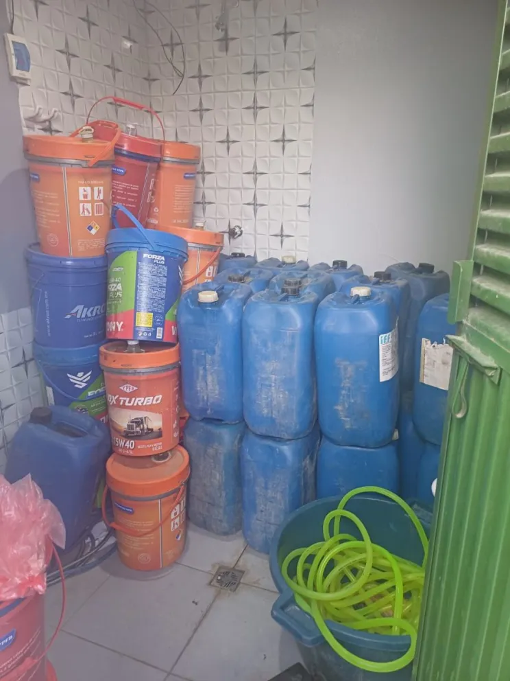 Los recipientes secuestrados. FOTO: Fiscalía Departamental de La Paz