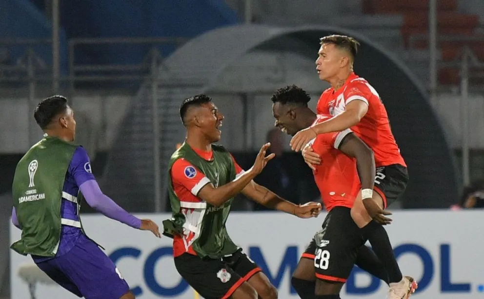 Dubán Palacio (28), autor del gol de Nacional, festeja cargando sobre sus espaldas a Hugo Rojas. Foto: APG.