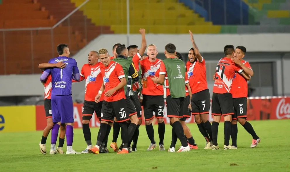 Final del partido y se desata la alegría del plantel de Nacional Potosí. Foto: APG. 