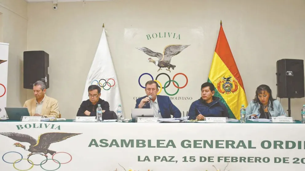 Arze (centro) habla durante la Asamblea General Ordinaria del COB. Foto: COB.