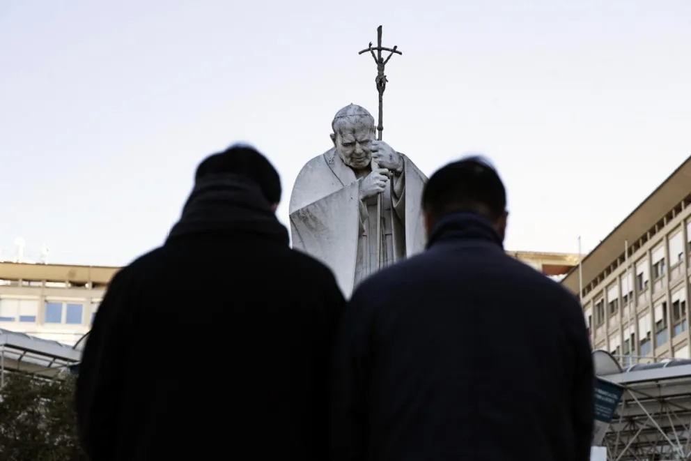 Fieles rezan frente a la estatua de Juan Pablo II en la entrada del Hospital Gemelli, donde está hospitalizado el Papa Francisco, en Roma, Italia, 05 de marzo de 2025. Foto: EFE