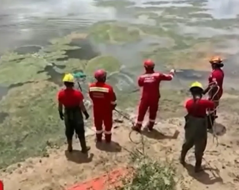 Bomberos durante el rescate del cuerpo en la laguna Alalay. Foto: Unitel