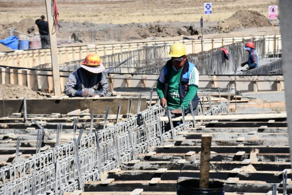 Obreros impulsan el levantamiento de una edificación en La Paz. Foto: ABI