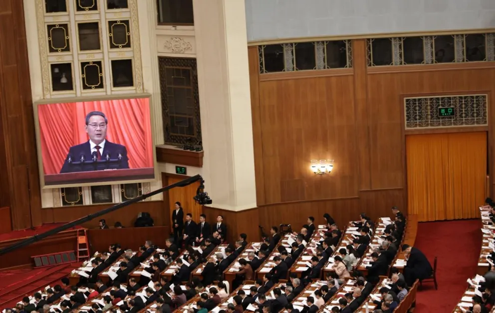 El primer ministro chino, Li Qiang, es visto en una pantalla mientras pronuncia su discurso durante la ceremonia de apertura de la Tercera Sesión del 14º Congreso Nacional del Pueblo de China. Foto: EFE 