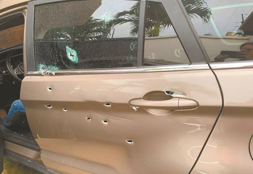 Los disparos que llegaron al vehículo del capitán José Carlos Aldunate, asesinado el 19 de febrero. Foto: Policía Boliviana