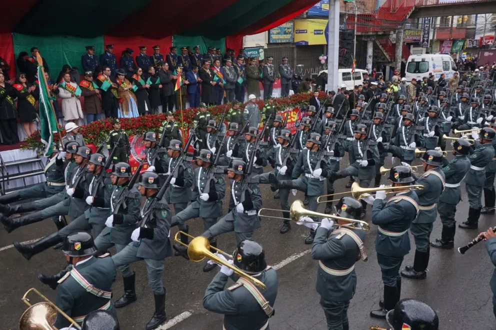 Militares hacen su paso de parada por el escenario principal en desfile por los 40 años de El Alto. Fotos: APG  