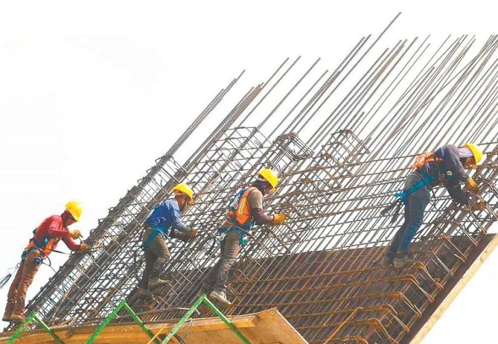 Obreros en pleno trabajo, en la construcción de un inmueble en La Paz. Foto: Abi