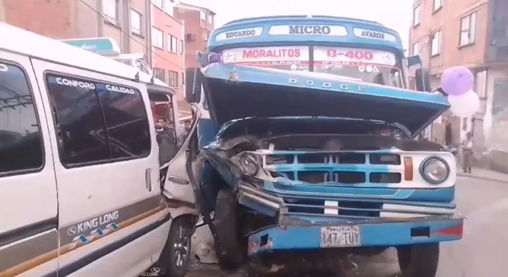 Un minibús y un micro protagonizaron el choque que dejó 7 heridos en Tembladerani este miércoles. Foto: captura Contacto Bolivia.