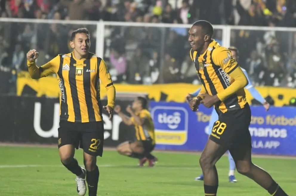 Abdiel Ayarza (der.) festeja junto a Bruno Mirando el gol que le hizo a Bolívar en el clásico del 18 de octubre. Foto: APG