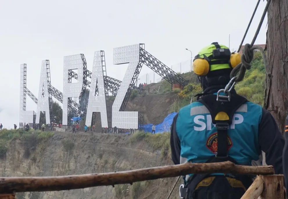El letrero con el nombre de la ciudad, en el mirador de la zona Cotahuma. Foto: APG
