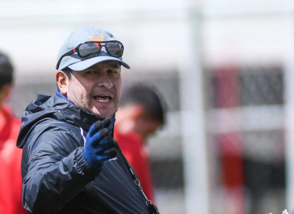 Villegas da instrucciones en una práctica. Foto: Club Always Ready.