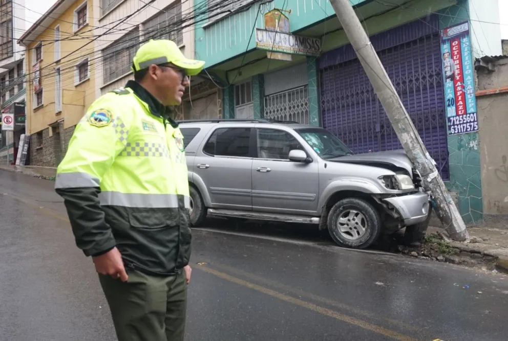 Una vagoneta chocó contra un poste de energía eléctrica en la zona de San Pedro, pero no hubo daños personales. Foto: APG