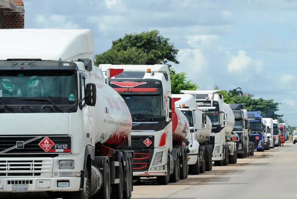 Camiones cisternas permanecen parados en puertas de la refinería de Palmasola, en Santa Cruz, sin poder descargar combustible de importación. Foto: APG