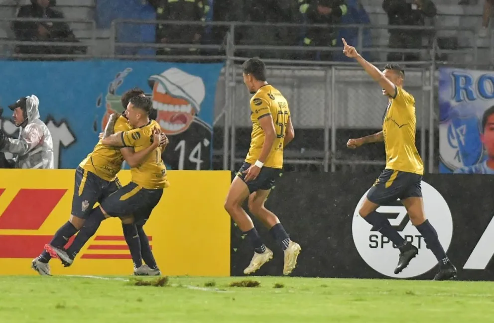 Jugadores de GV San José celebran el gol del triunfo sobre Aurora. Foto: Marka Registrada