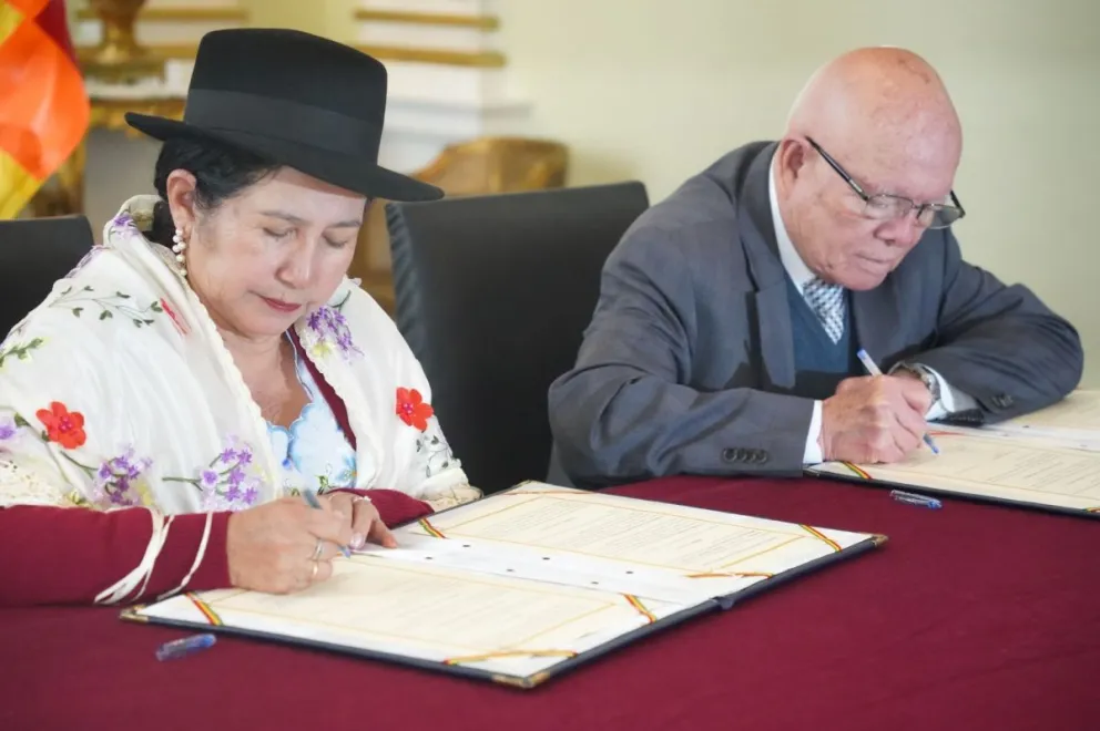 La canciller Celinda Sosa y el presidente del TSE, Óscar Hassenteufel, firman el convenio. Foto: Cancillería