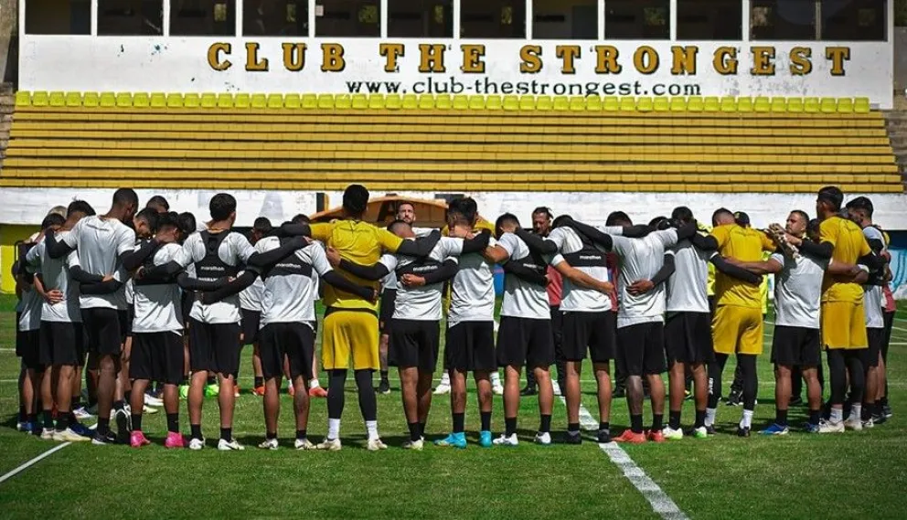 Jugadores y cuerpo técnico de The Strongest antes del inicio de un entrenamiento en su estadio de Achumani. Foto. club The Strongest
