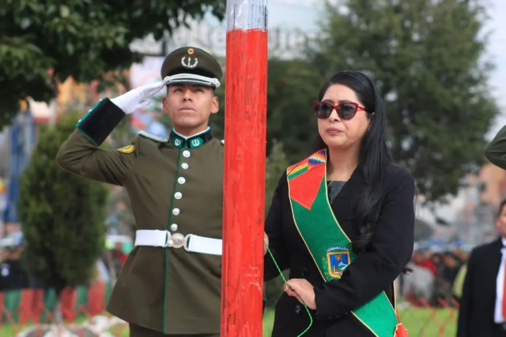 Eva Copa durante la iza de banderas, este jueves. Foto: Prensa Alcaldía de El Alto 