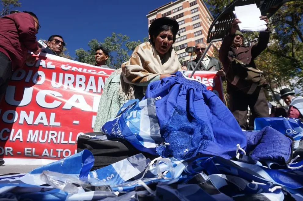 Sectores evistas renuncian a su militancia y abandonan las banderas del MAS. Foto: ABI