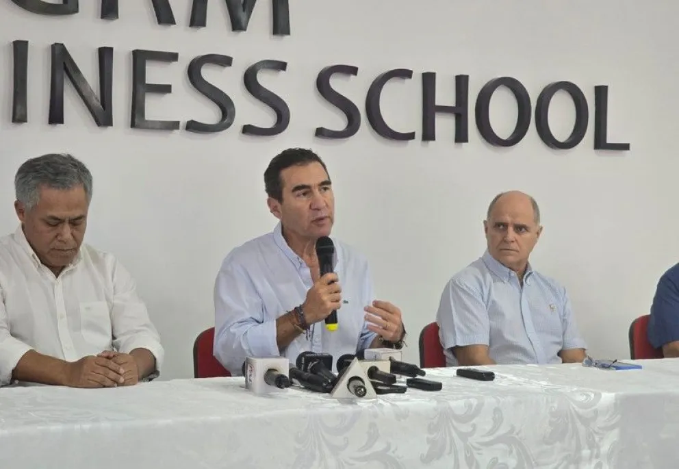 Fernando Romero, presidente de Anapo (centro), en una conferencia de prensa, junto con otros ejecutivos. Foto: Anapo