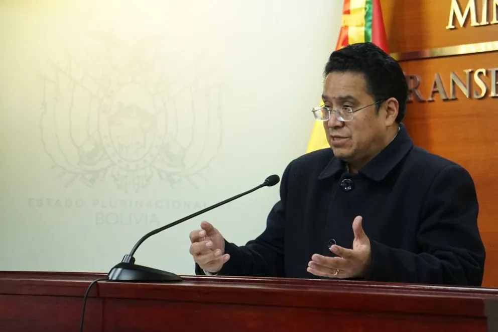 César Siles, ministro de Justicia, brinda conferencia de prensa. Foto: APG