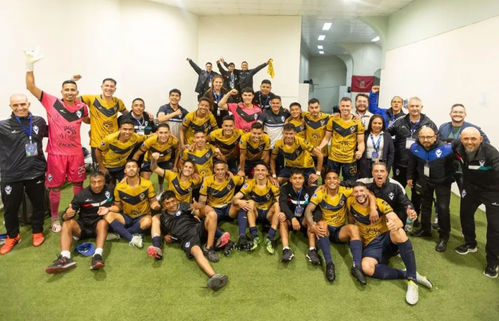 Jugadores, miembros del cuerpo técnico y dirigentes de GV San José celebran la clasificación. Foto: Prensa en GV San José