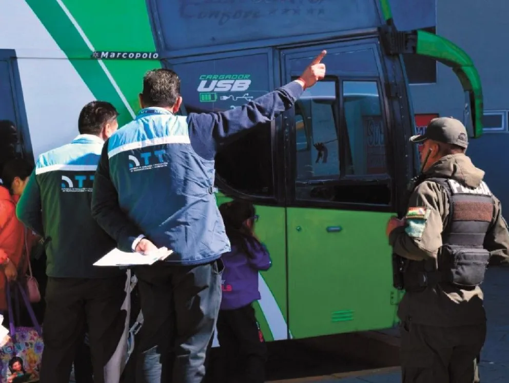 Funcionarios de la ATT realizan controles en una terminal de buses. Foto: ATT
