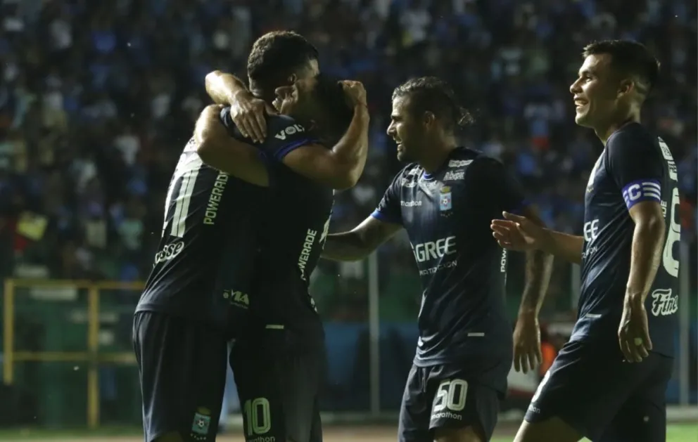 La celebración de los jugadores de Blooming por la goleada. Foto: Agencia Marka Registrada.
