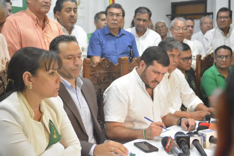 Los cívicos en la  reunión con productores. Foto: APG