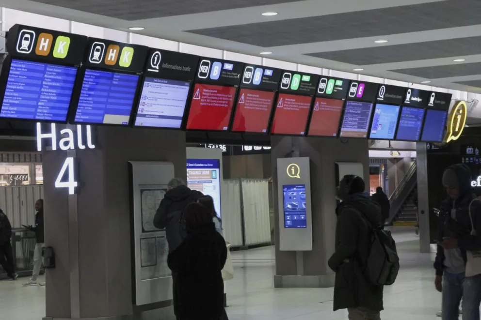La parisina Estación del Norte, la más transitada de Europa con más de 600.000 pasajeros diarios, está totalmente paralizada  tras el descubrimiento de una bomba de la Segunda Guerra Mundial. Foto: EFE
