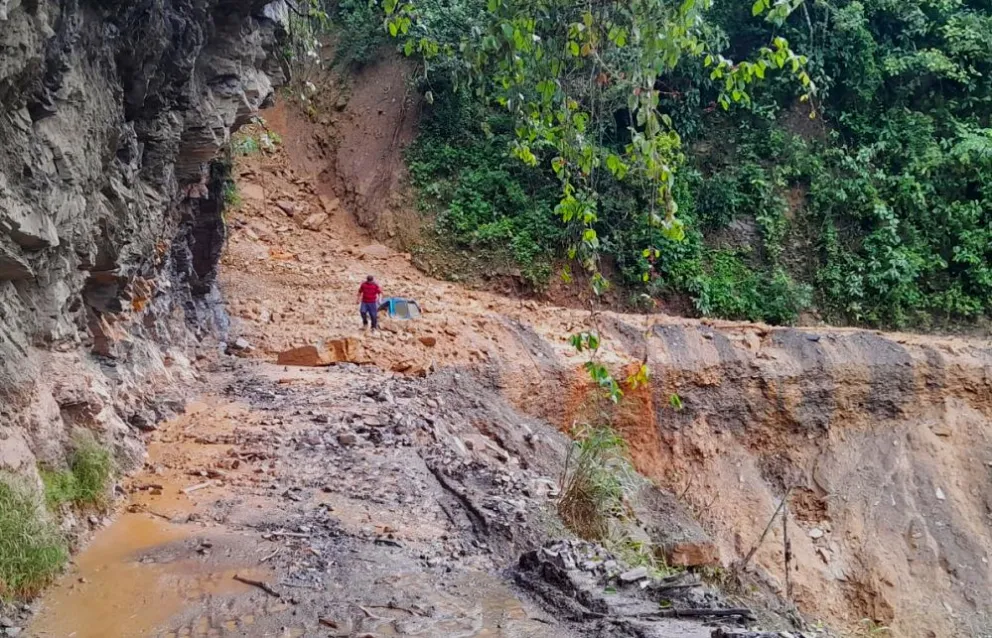 Una carga de mazamorra enterró una vagoneta en el camino a los Yungas. Foto: FM Bolivia